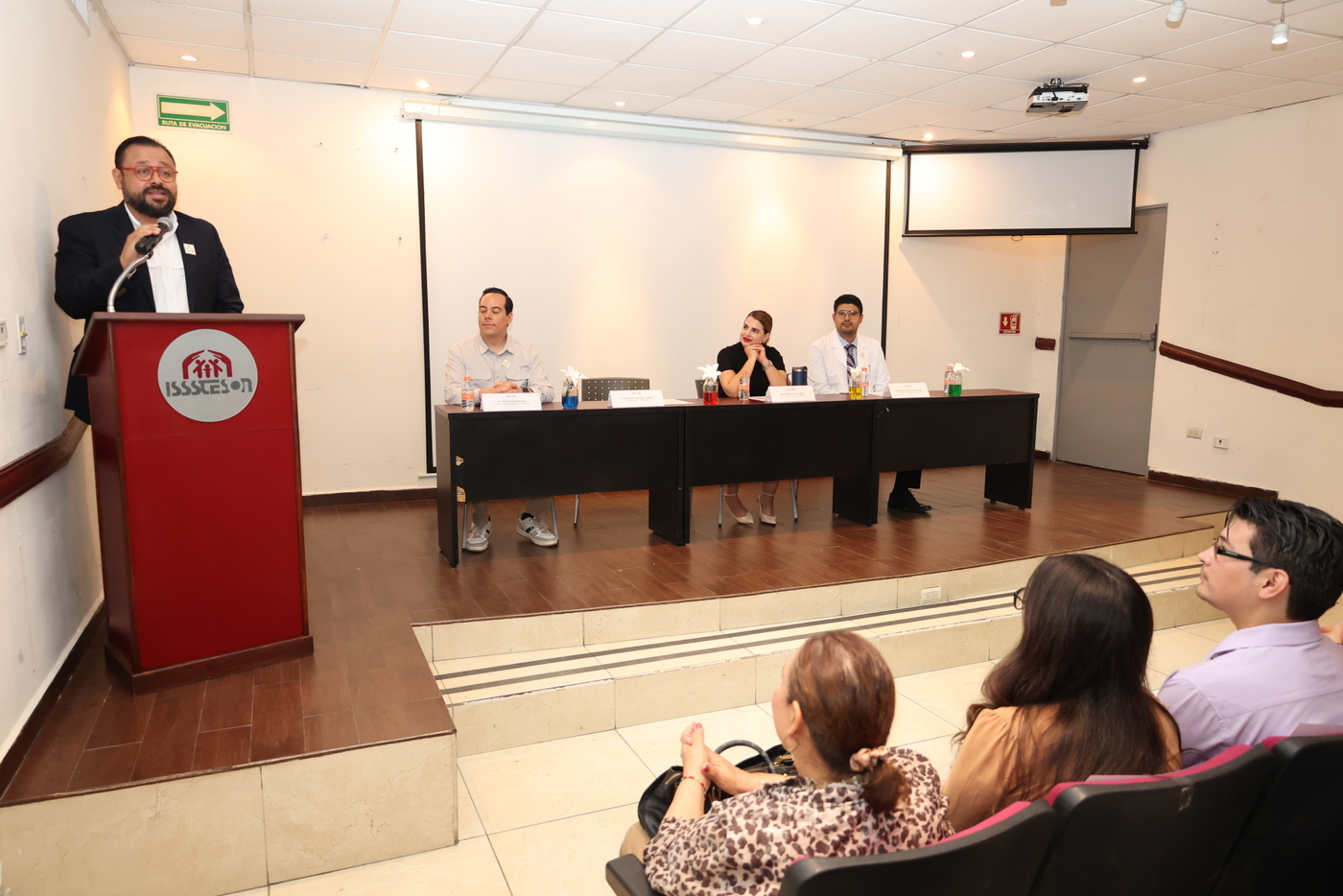 Conmemora ISSSTESON día de concienciación sobre el autismo con evento académico
